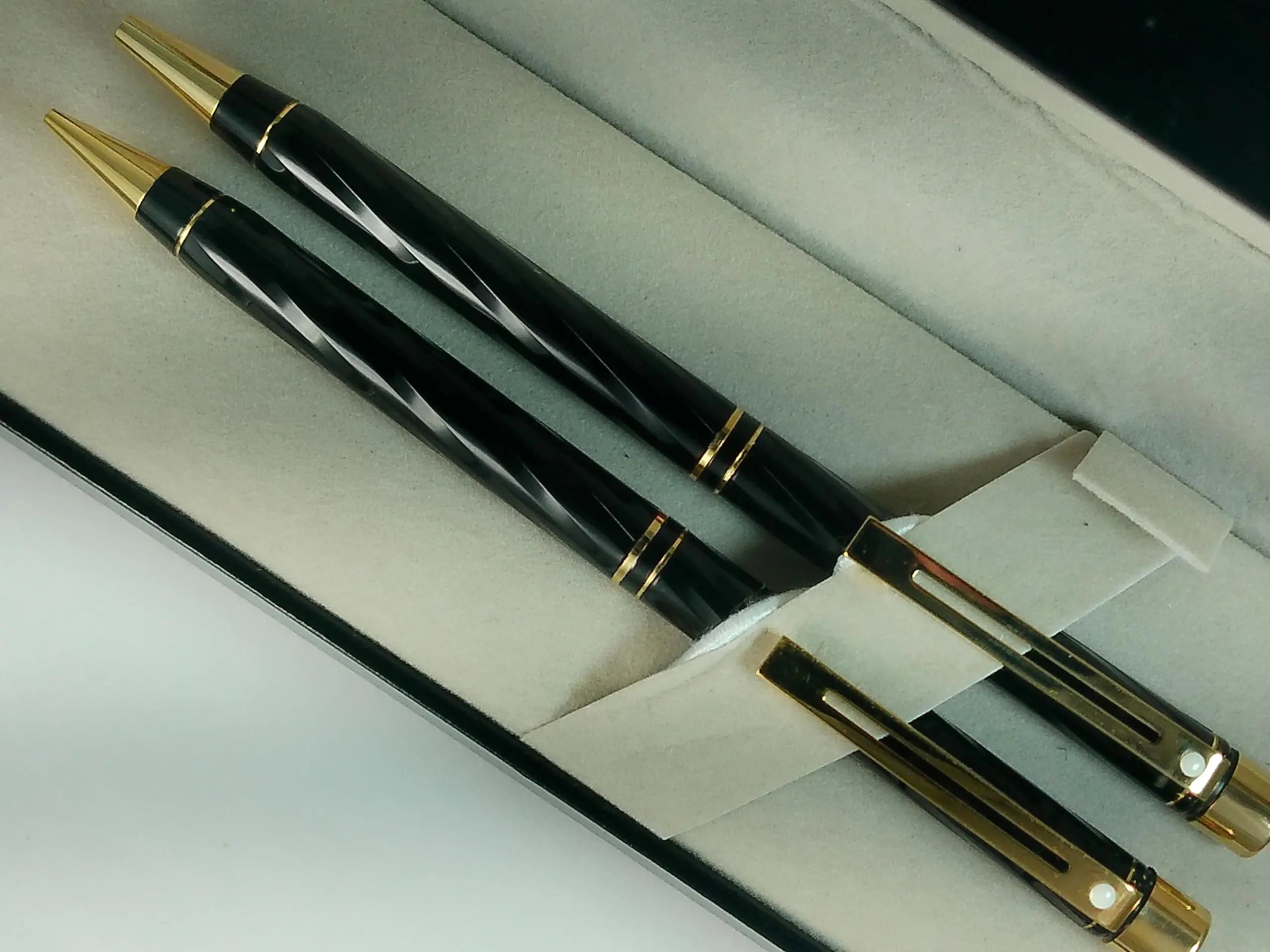 Sheaffer Made in the USA Signature Targa Spiral black Lacquer with three Signature Targa rings and 22KT Gold appointments ballpoint Pen and 0.5MM pencil set Sheaffer