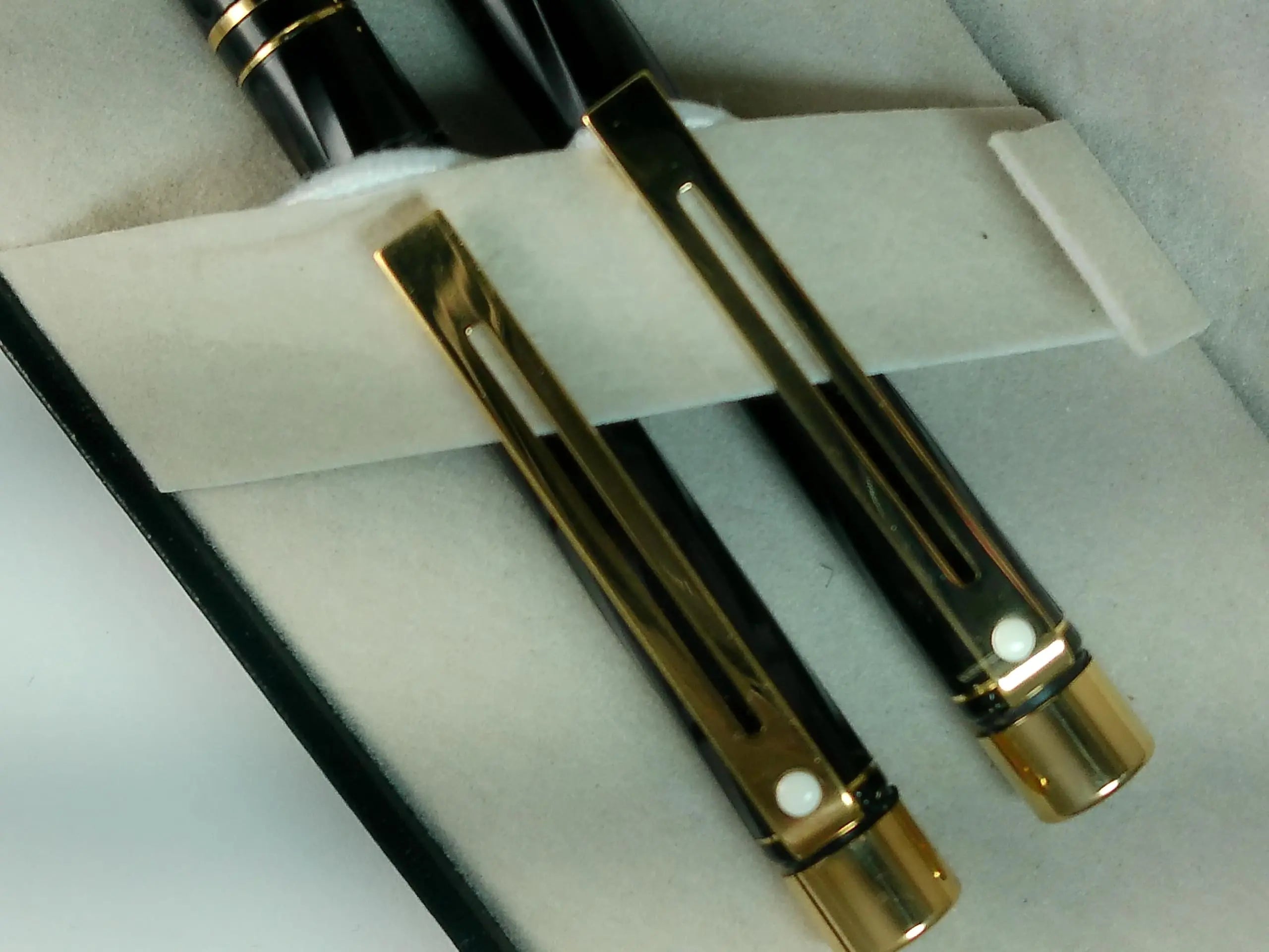 Sheaffer Made in the USA Signature Targa Spiral black Lacquer with three Signature Targa rings and 22KT Gold appointments ballpoint Pen and 0.5MM pencil set Sheaffer