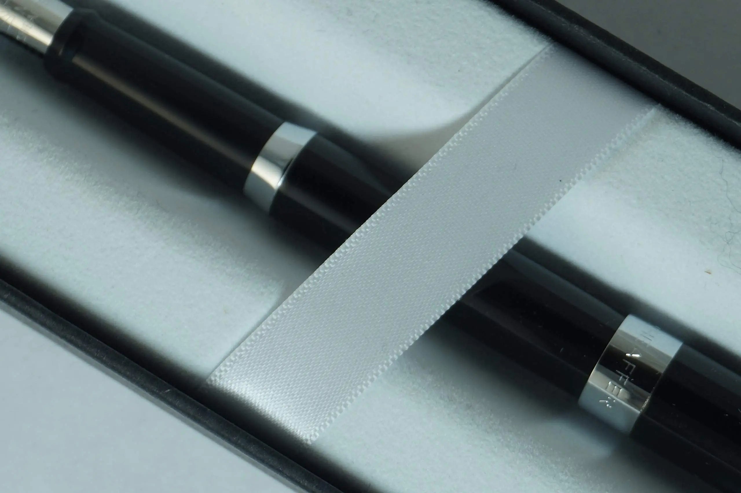 Sheaffer Sagaris Black Lacquer, Polished Appointments signature mid ring and dot of excellence with Medium Stainless Steel nib Fountain Pen - crosspenmall.com