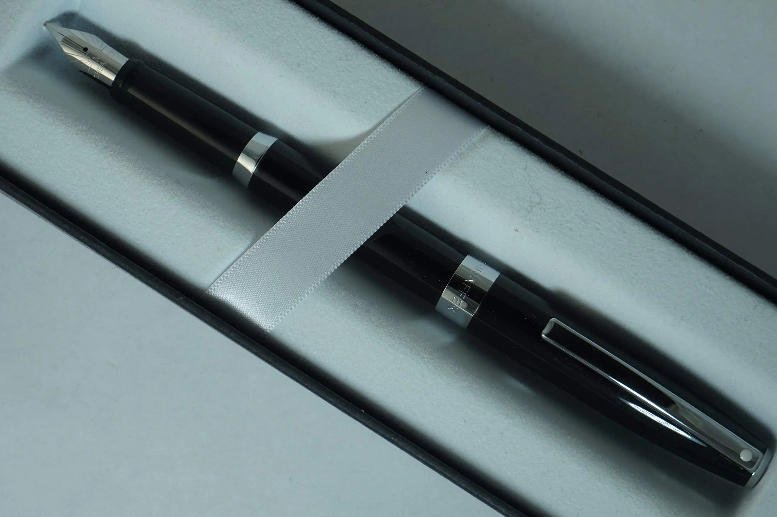 Sheaffer Sagaris Black Lacquer, Polished Appointments signature mid ring and dot of excellence with Medium Stainless Steel nib Fountain Pen - crosspenmall.com