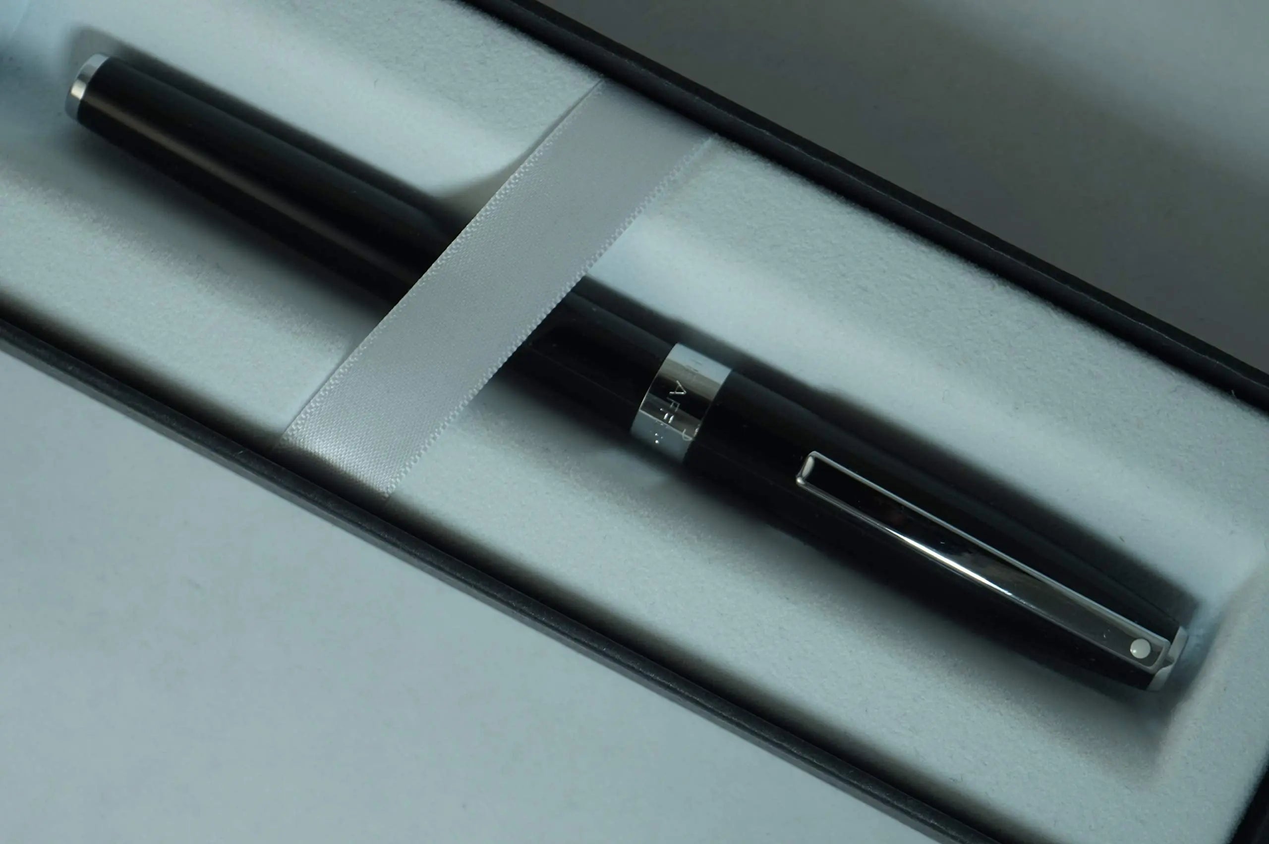 Sheaffer Sagaris Black Lacquer, Polished Appointments signature mid ring and dot of excellence with Medium Stainless Steel nib Fountain Pen - crosspenmall.com