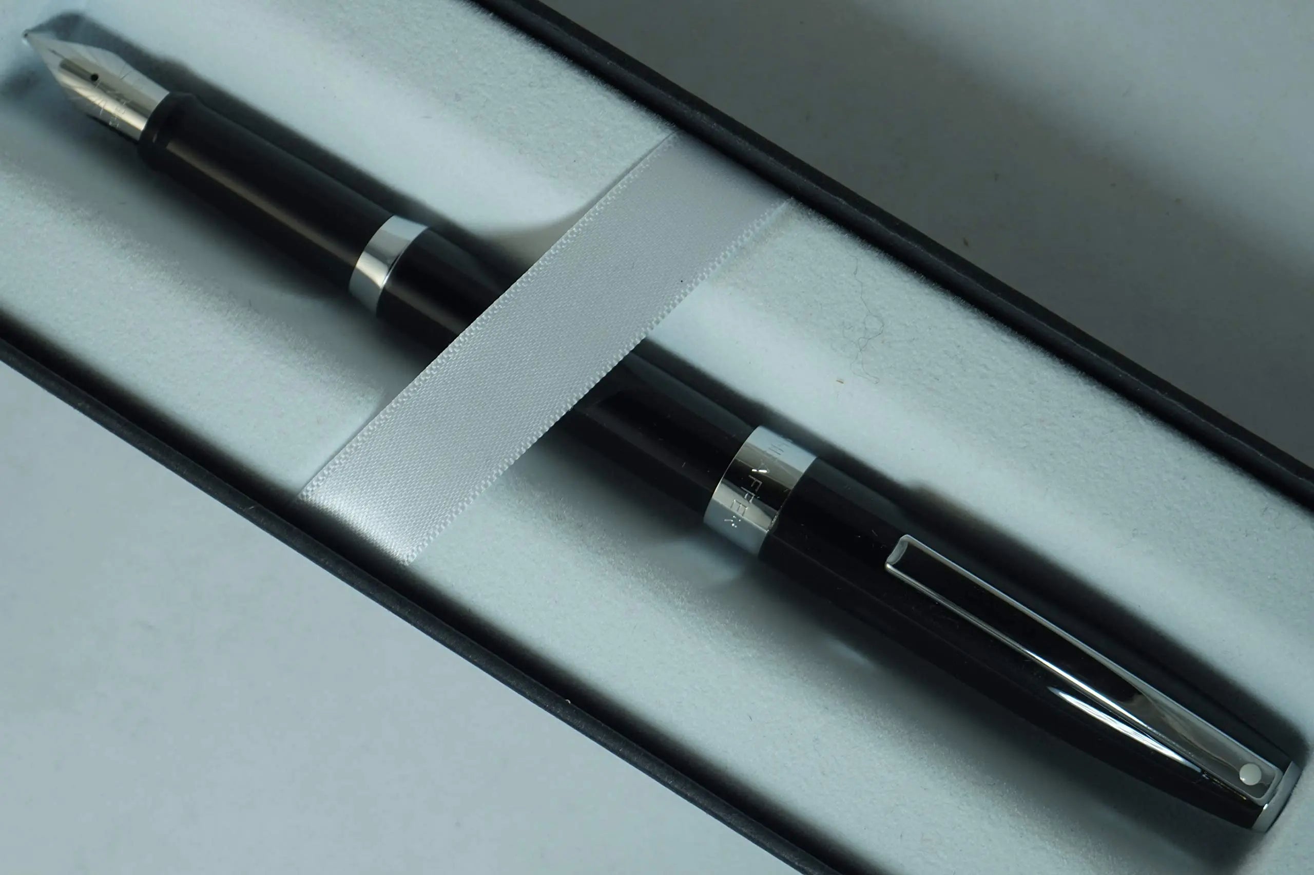 Sheaffer Sagaris Black Lacquer, Polished Appointments signature mid ring and dot of excellence with Medium Stainless Steel nib Fountain Pen - crosspenmall.com