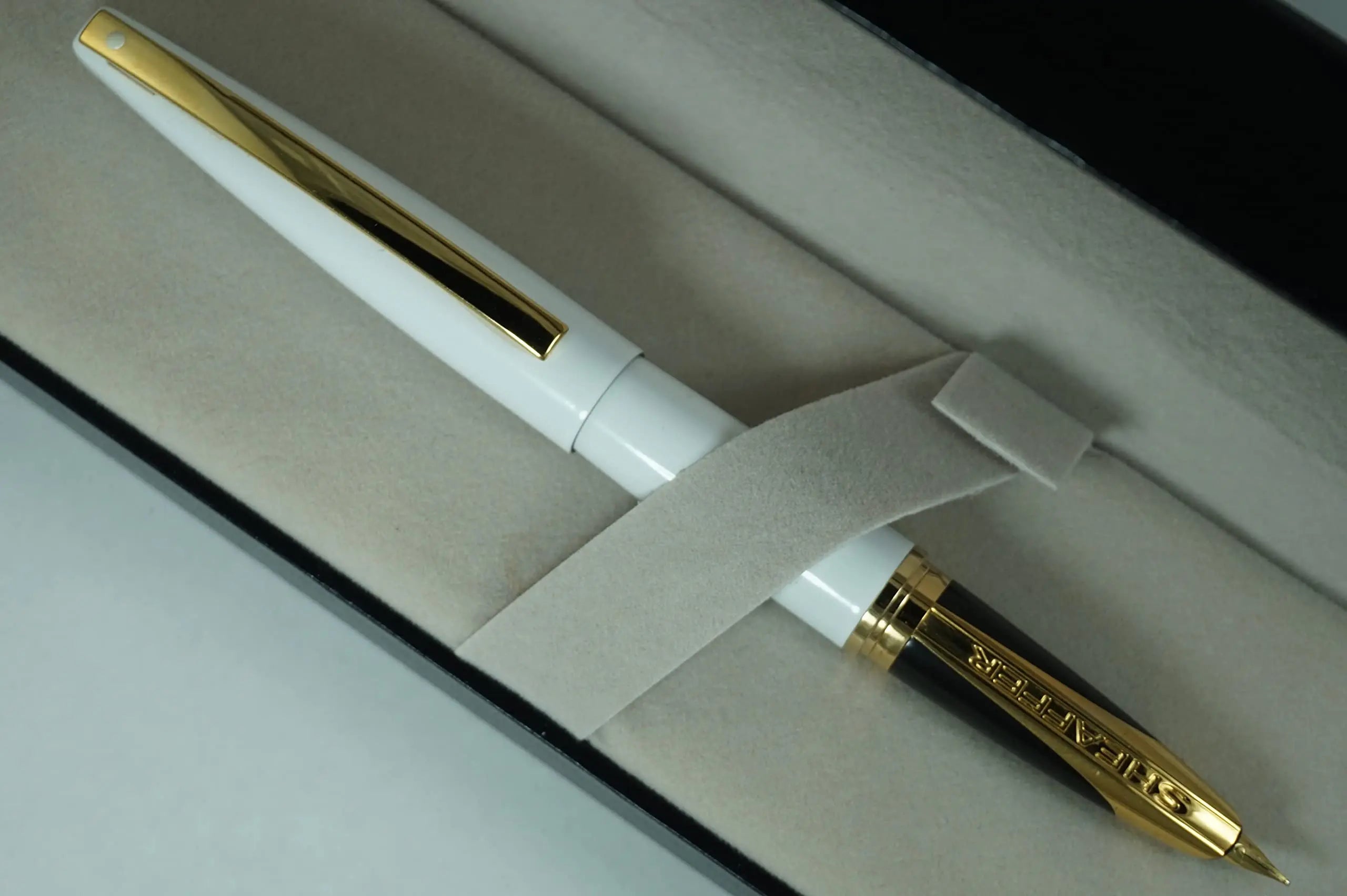 Sheaffer Taranis Aerodynamic Power, Sleek Style and Patent-pending Gripping Section Pearlescent Lacquer White, and 22KT Gold Trim Accent Fine nib Fountain pen - crosspenmall.com