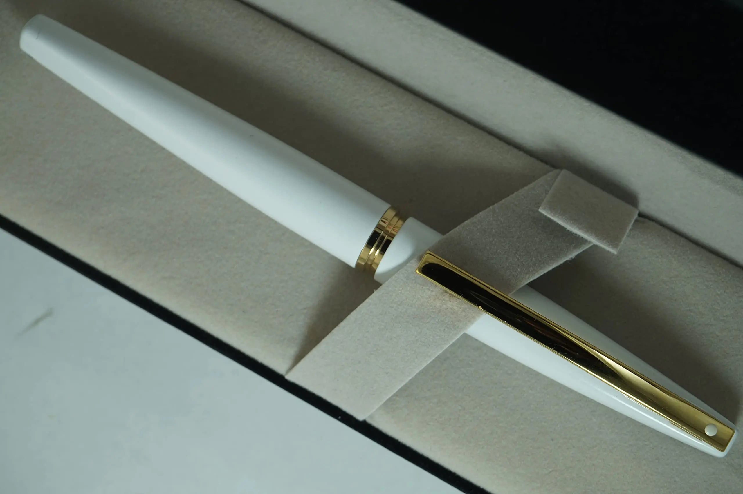 Sheaffer Taranis Aerodynamic Power, Sleek Style and Patent-pending Gripping Section Pearlescent Lacquer White, and 22KT Gold Trim Accent Fine nib Fountain pen - crosspenmall.com